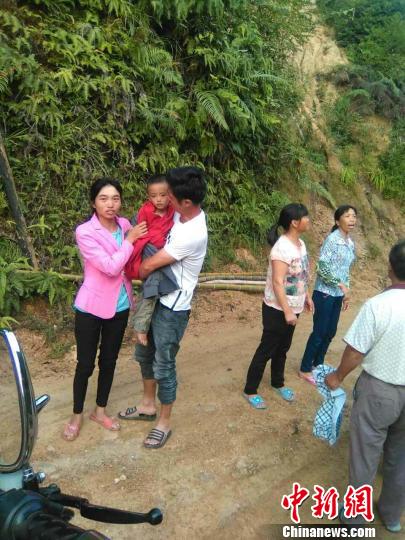 图为找到小云凯时,父母亲紧紧地抱着小云凯喜极而泣。 王发祥 摄