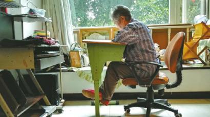 72岁的杨素莲每天都像个小学生一样，坐在桌前学习。