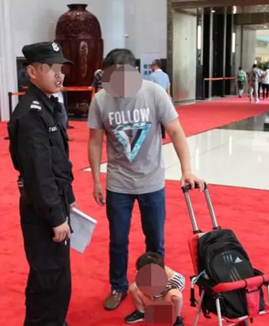 杭州国际博览中心红地毯上,一个小男孩蹲下就开始“嘘嘘”