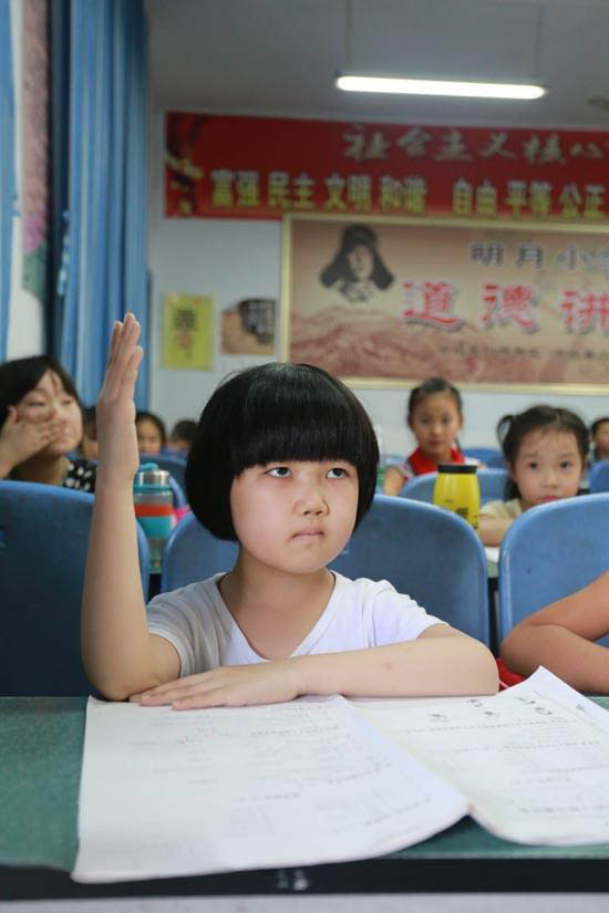 虽患有重病,但佳佳从不缺席一堂课。