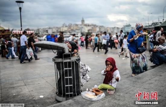 资料图：当地时间2014年8月18日，伊拉克伊斯坦布尔，叙利亚难民逃至土耳其避难，一名难民儿童吃妈妈从垃圾桶拣出来的食物。