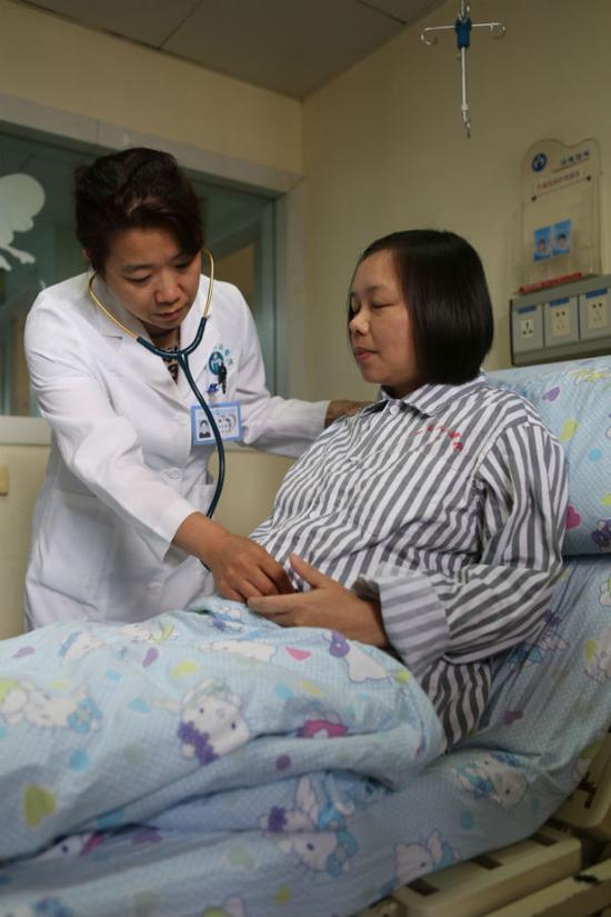医心脏母胎医学科主任潘微医生在给胎儿进行术后检查