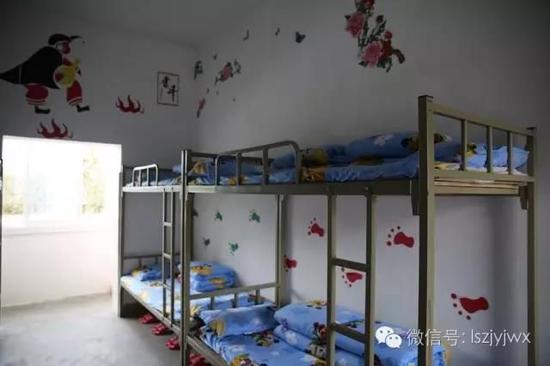普格县螺髻山五道箐中心校寄宿制学生寝室(摄于2016年10月18日)