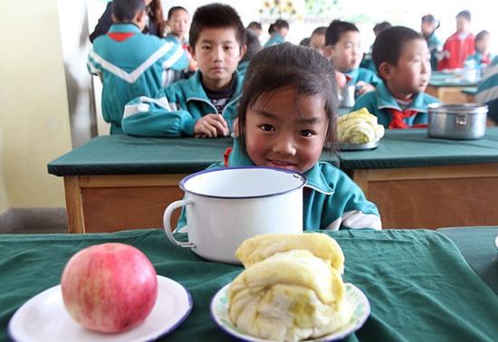 甘肃省武威市，天祝藏族自治县石门镇中心小学的学生在享用“免费营养餐”。视觉中国供图（资料图片）