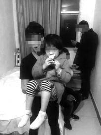 4岁小女孩被抱走