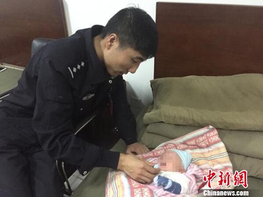 据体检结果显示,这名刚出生月余的男婴,患有白化病和心脏病。 陈欢 摄