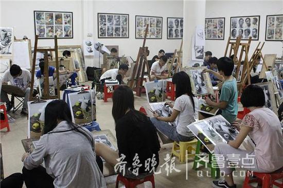 不少艺术院校的老师也是各类艺考培训班争相聘用兼职的常客。(资料片)