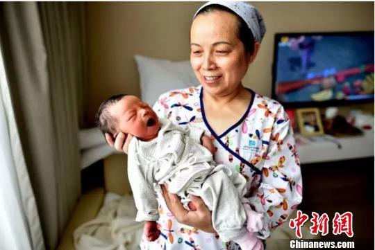 图为：60岁的张国英40年间接生上万名宝宝。　刘彦君　摄