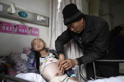 小帅实在太累了,就仰靠着被褥休息一会儿。 韦亮 摄