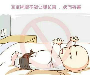 只因奶奶把刚出生的宝宝绑手绑腿,医生都气的发火了