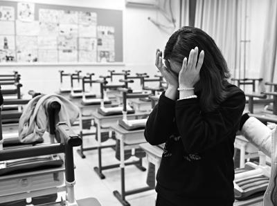 班主任吕老师担心事件对孩子产生不好影响，流下眼泪。新华社记者 李文摄