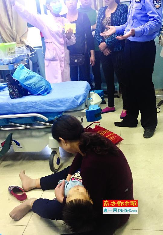 男童的奶奶抱着孩子痛哭。南都记者 徐文阁 摄