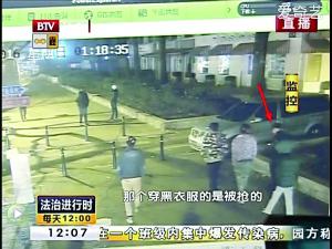 少年会将事主(箭头)带向附近的小区内。(视频截图)