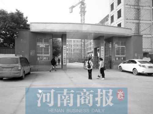 事发的项城市第八初级中学门口 河南商报记者 周坤锋 文/图