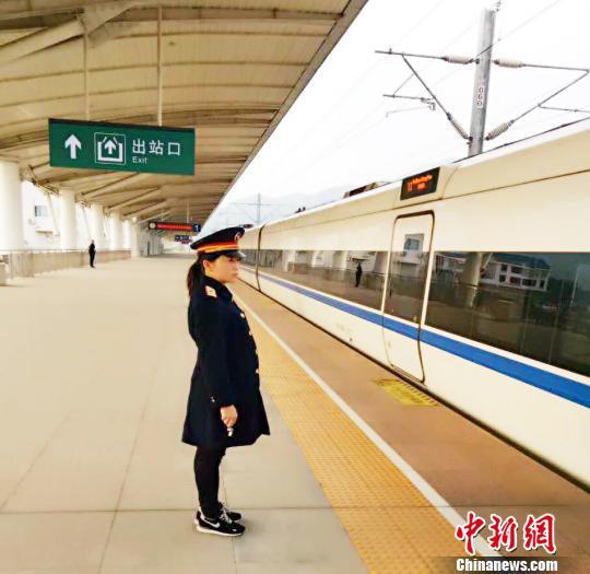 图为连玲在站台上接车。 陈国俊 摄