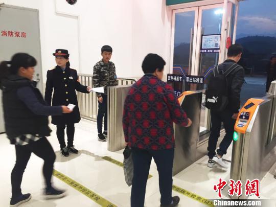 图为连玲组织旅客上车。 陈国俊 摄