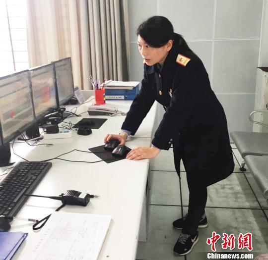 图为连玲在综控台前核对列车时刻。 陈国俊 摄