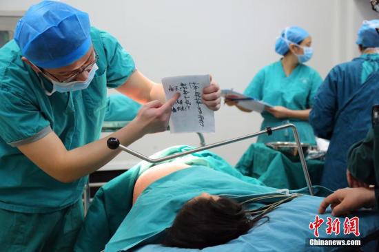 资料图:聋哑妈妈剖宫产女,医生全程文字鼓励。 李晓婷 摄