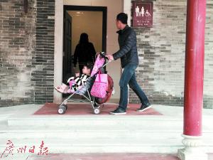 该旅游区亲子游客很多,很多游客对“第三卫生间”很好奇,经过时都扭头张望。