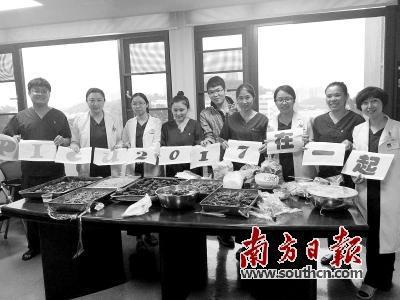 PICU(儿童重症监护病房)医护人员们在医院吃年夜饭。