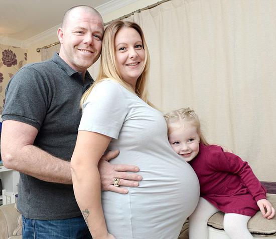 夫妻靠人工受孕怀上四胞胎