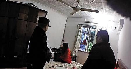 民警去小良(化名)家时,小良父母正在吵架,民警介入调解。沙区警方供图