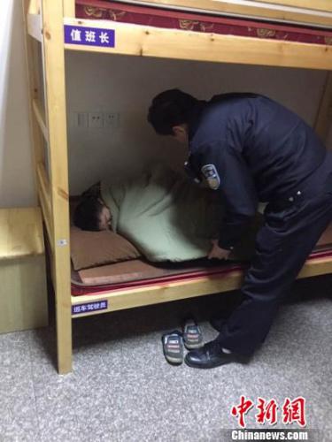 民警把小威安置在民警的休息室。 张华 摄