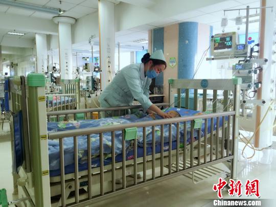 刚刚脱离生命危险男婴关关 姚家琦 摄