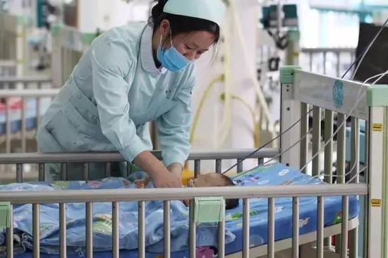 ▲2月15日,湖南省儿童医院,得了捂热综合症的小飞仍在救治中。图 记者金林
