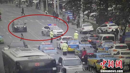 交警为就医女童开辟绿色通道 石宁 摄