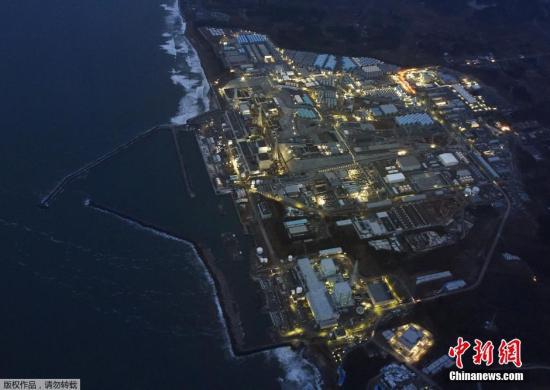 资料图：当地时间2016年3月10日，福岛第一核电站在黄昏中停运亮灯的场景。