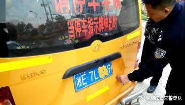 警方查处校车超载现场。 来自湖南省交警总队官方微博