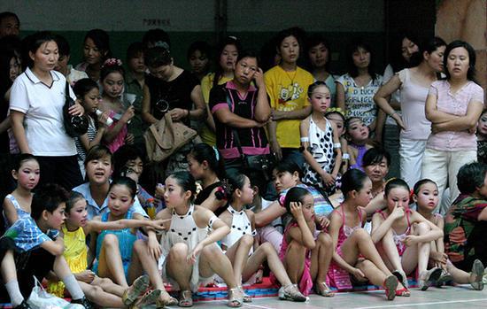 许多孩子的暑假假期被各种训练班、补习班占得满满当当。图为河南省许昌市一舞蹈培训班上拍摄到的画面。视觉中国供图（资料图片）
