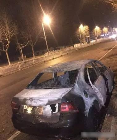 整辆私家车被烧至只剩铁架，挡风玻璃及车胎均已被烧毁。