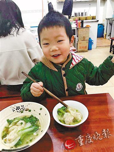 5岁儿子冒雨送伞迷路