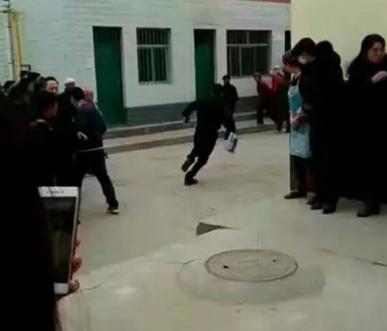 民警将男童断肢送往医院　视频截图