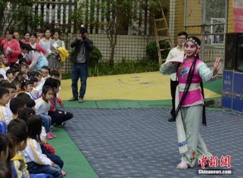 资料图：京剧进幼儿园，长沙萌娃感受国粹魅力。