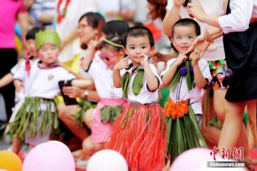 资料图：广西桂林一家幼儿园的宝宝们上演 “蔬菜时装秀”。中新社记者 裴蕾 摄
