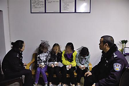 民警在与四名女孩谈心 长寿公安局供图
