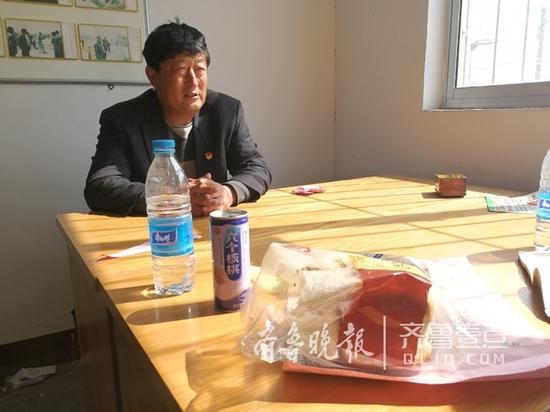 村民找孩子找累了,就在村委会啃面包,喝矿泉水 本报记者钟建军摄