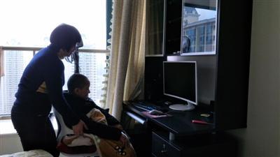 蔡雪群为患上罕见病DMD的儿子浩浩打开电脑