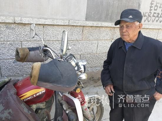 孩子失踪后,爷爷骑着这辆三轮到处找孩子 本报记者钟建军摄