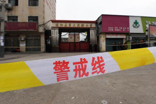 ↑这是警戒线内的河南省濮阳县第三实验小学大门口（3月22日摄）。新华社记者李博摄
