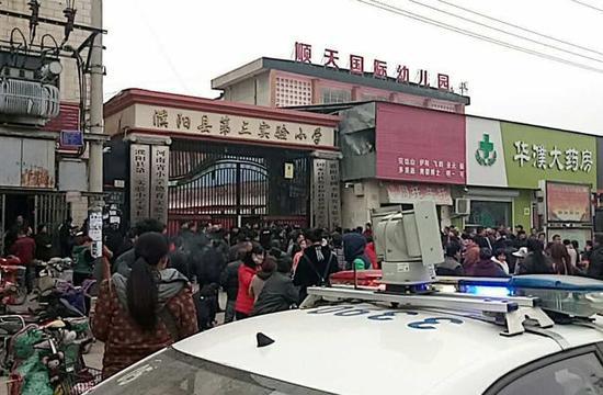↑这是3月22日拍摄的发生事故的河南省濮阳县第三实验小学的校门。新华社发