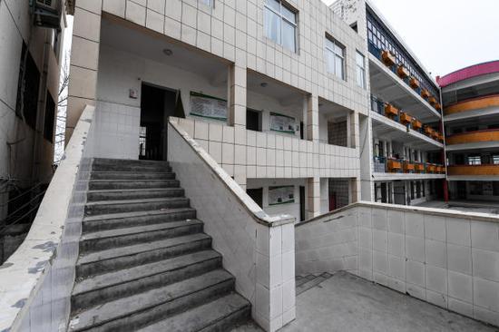 ↑这是发生踩踏事件的河南省濮阳县第三实验小学厕所(3月22日摄)。新华社记者李博摄