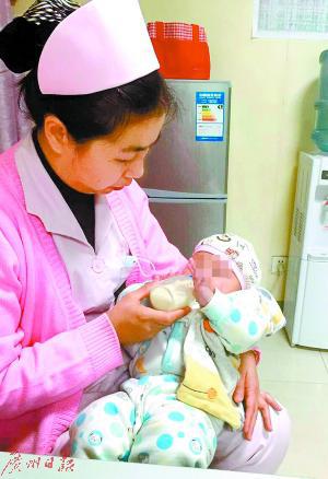 男婴在厚街医院得到儿科护士们的精心照料。
