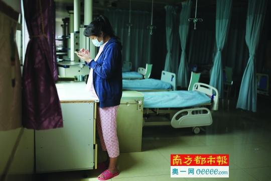 生下早产儿后,这位代孕妈妈没有及时拿到费用,表示很后悔代孕。南都记者 张志韬 摄