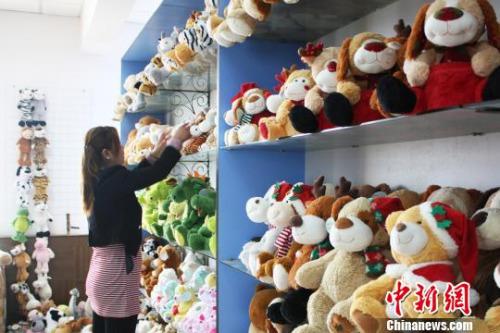 资料图:中国玩具厂工人加紧完成海外订单。张丹 摄
