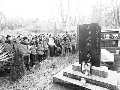 图为小学生祭奠烈士