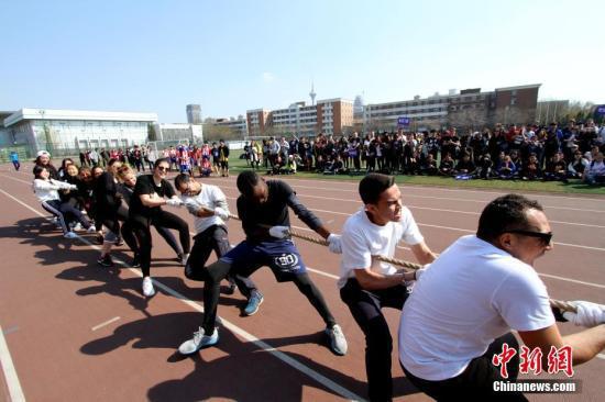 资料图:3月31日,天津,南开大学体育场上一片欢声笑语,来自40余国的600多名留学生进行一场“别样”的运动会,独具“中国味”的比赛项目让他们全情投入。中新社记者 张道正 摄